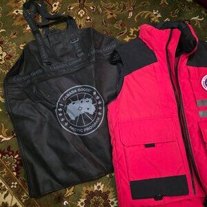 Canada goose puffer vest/red black medium